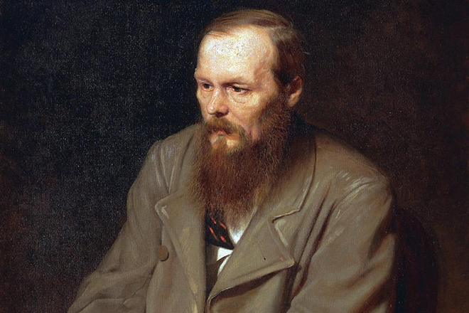 Портрет Ф. М. Достоевского: мужчина средних лет с короткими волосами, бородой и усами сидит в фас в сером пальто, голова немного повернута вправо