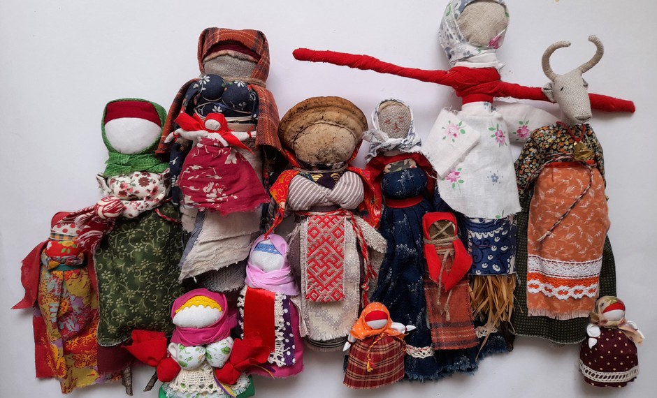 Приглашаем в библиотеку на выставку русских народных кукол «Кукла-помощница, кукла-волшебница»