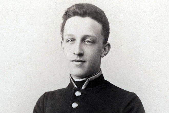 Черно-белая фотография А. Блока в анфас. Молодой мужчина с короткими темными волосами, широким лбом и подбородком.
