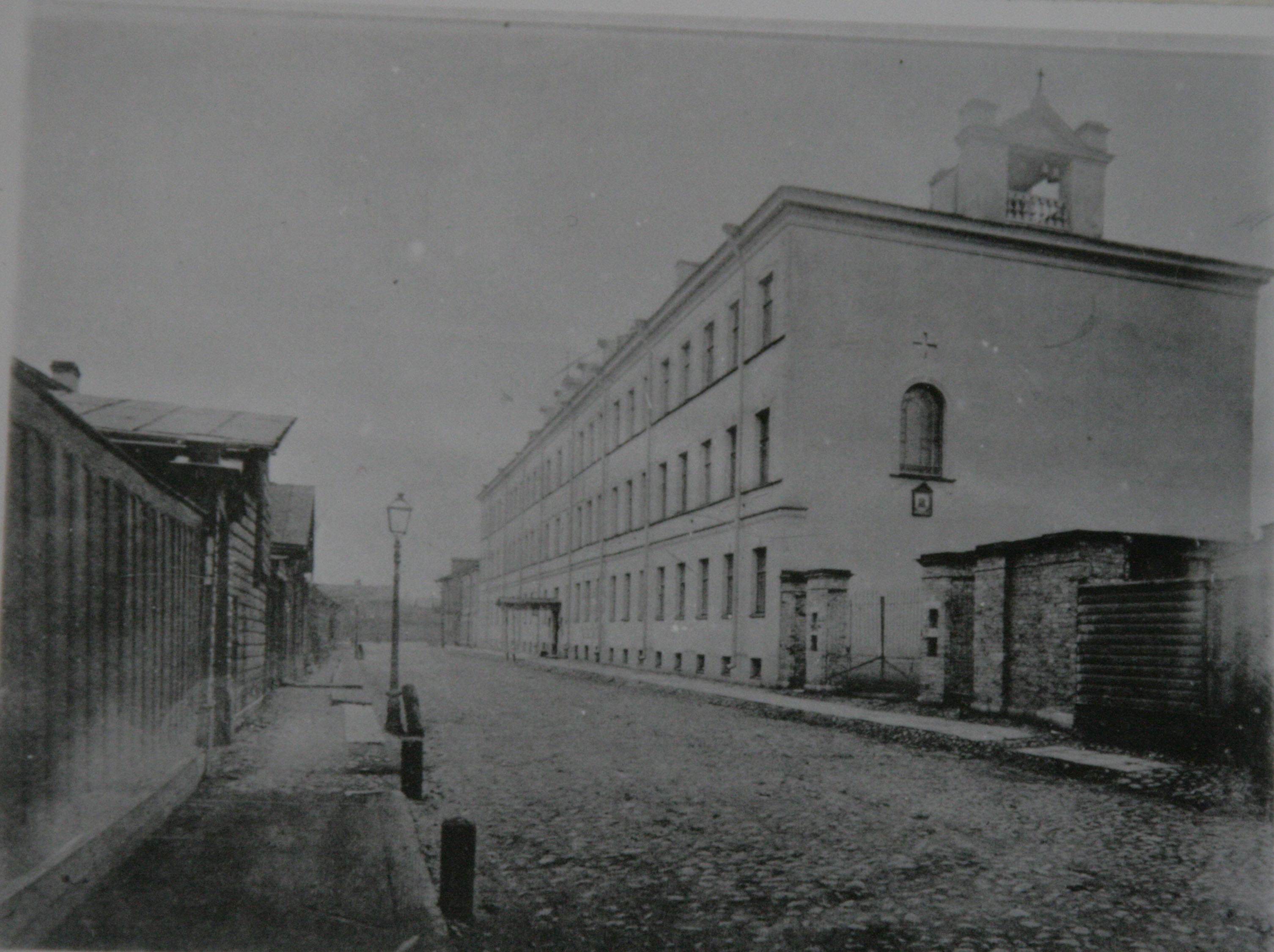 Архивное фото здания библиотеки с куполом церкви над ним