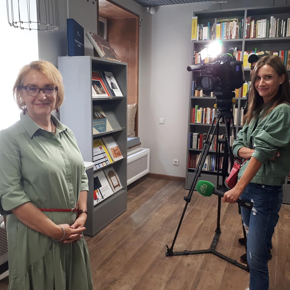 Директор библиотеки дает интервью корреспонденту НТВ