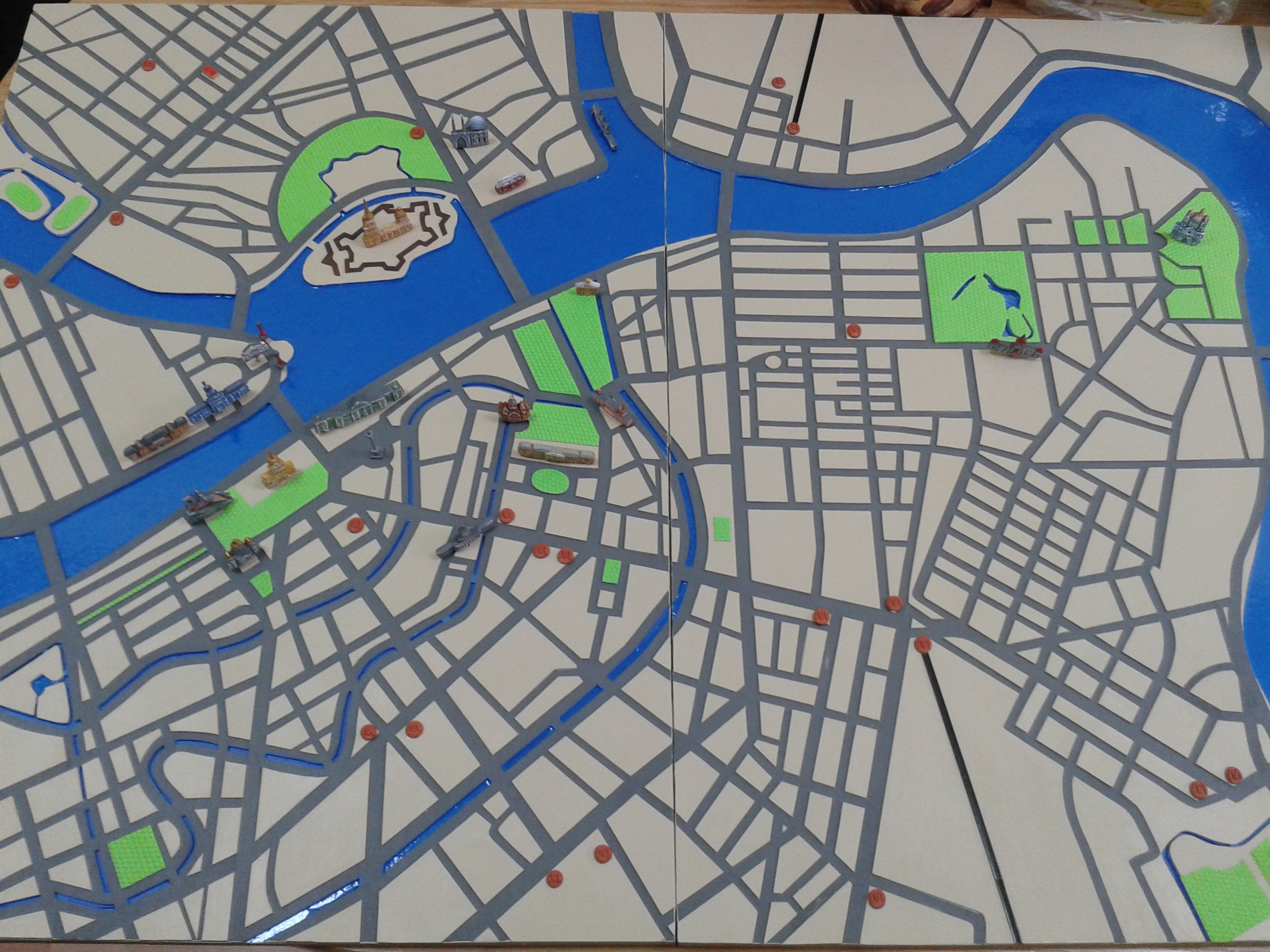 Тактильная карта центра Санкт-Петербурга с размещенными на ней 3D объектами центра города: Петропавловская крепость, Эрмитаж, Адмиралтейство и др.